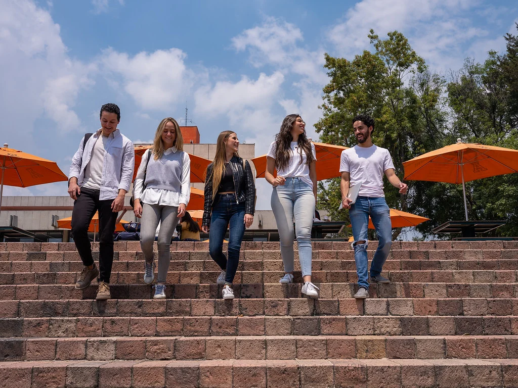 Estudiantes caminando en campus