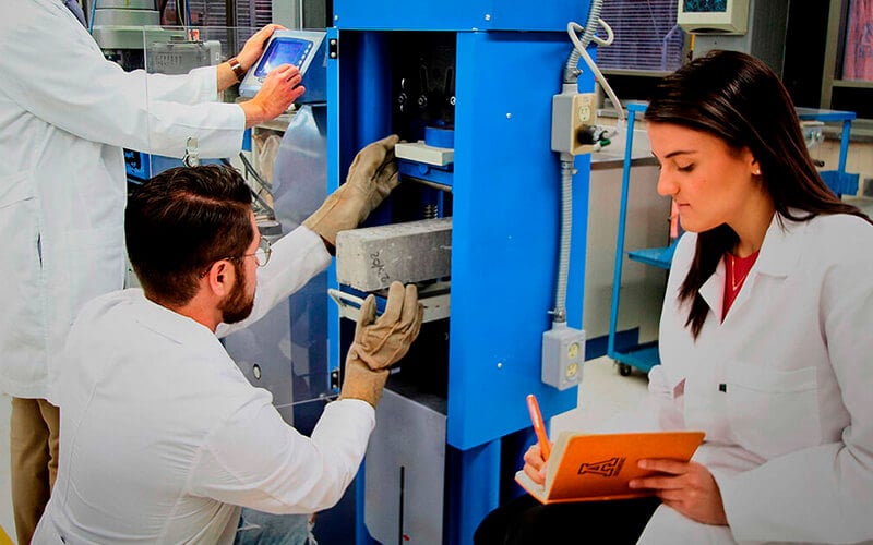 Estudiante en laboratorio