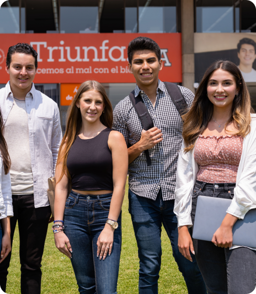 Estudiantes Anáhuac frente a letrero de Triunfa